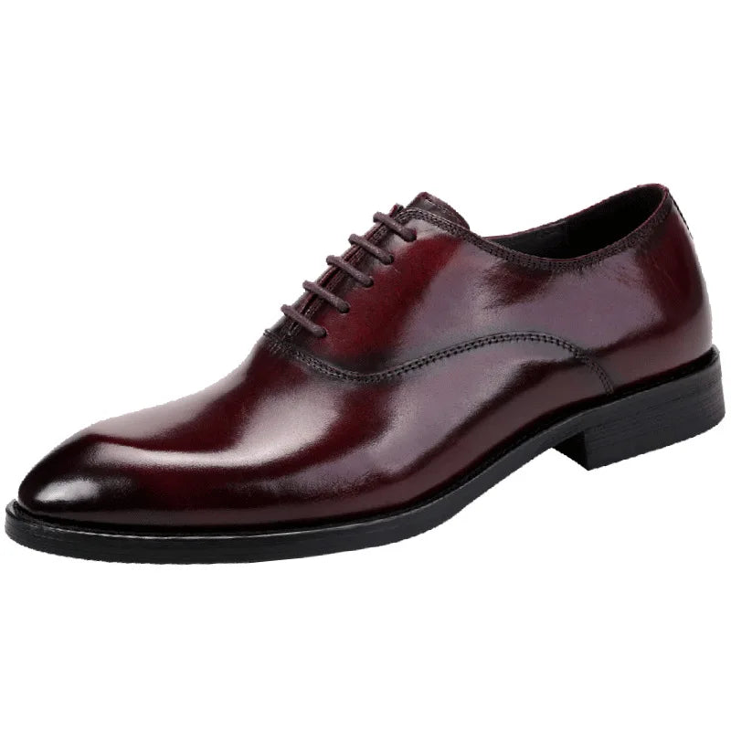 "Chaussures élégantes en cuir véritable pour homme, design raffiné en marron et noir, confort optimal pour toutes occasions."