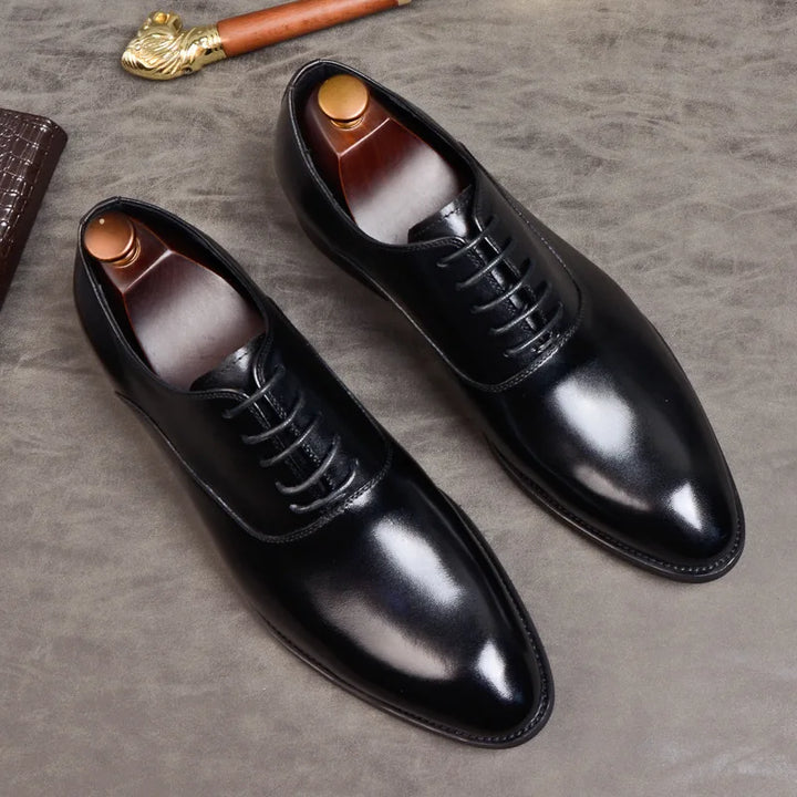 "Chaussures élégantes en cuir véritable pour homme, design raffiné en marron et noir, confort optimal pour toutes occasions."