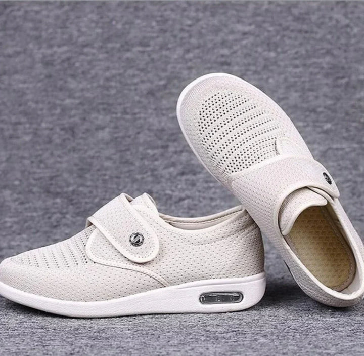 "Chaussures élégantes pour diabétiques, design spacieux et semelle douce, parfaites pour pieds sensibles en noir et marron cl