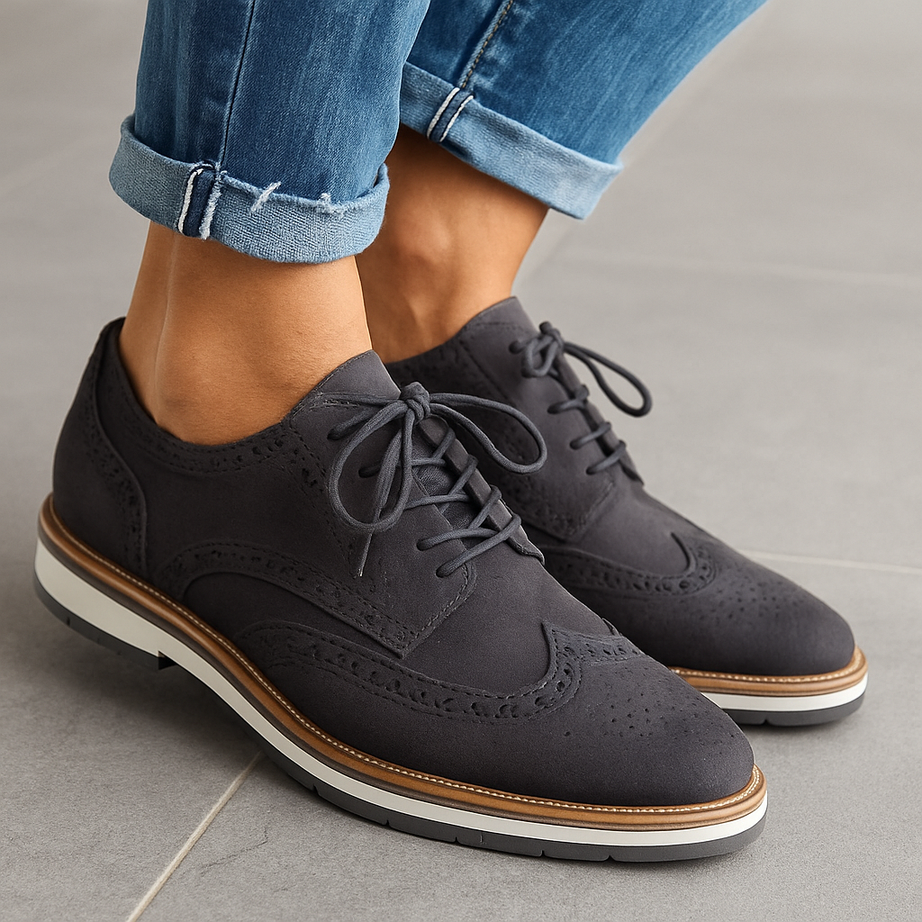 "Chaussures en cuir élégantes pour femmes avec lacets, design moderne et épuré, idéal pour occasions formelles."