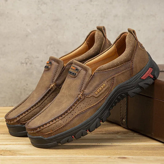 "Chaussures en cuir pour homme avec soutien orthopédique, semelle robuste et design élégant, en noir et marron."