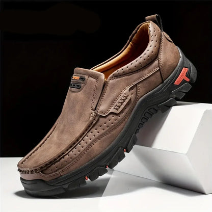 "Chaussures en cuir pour homme avec soutien orthopédique, semelle robuste et design élégant, en noir et marron."