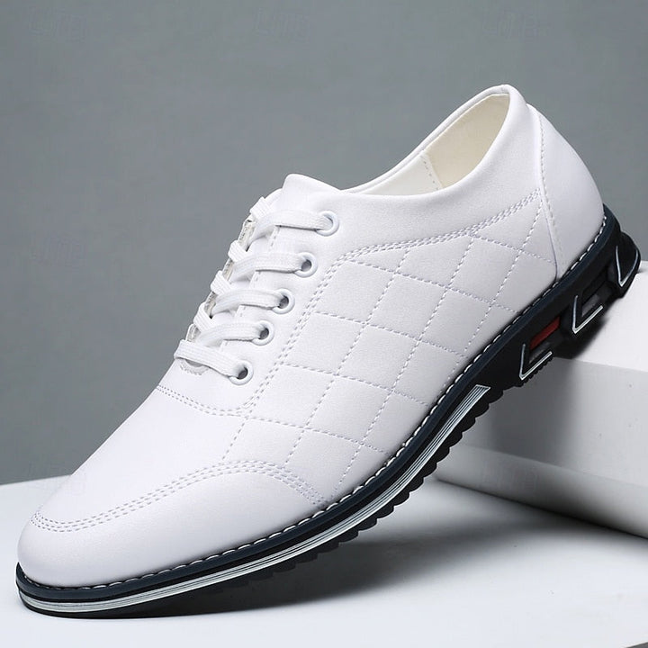 "Chaussures en cuir souple marron pour hommes, design chic et élégance diurne, parfaites pour toutes occasions."