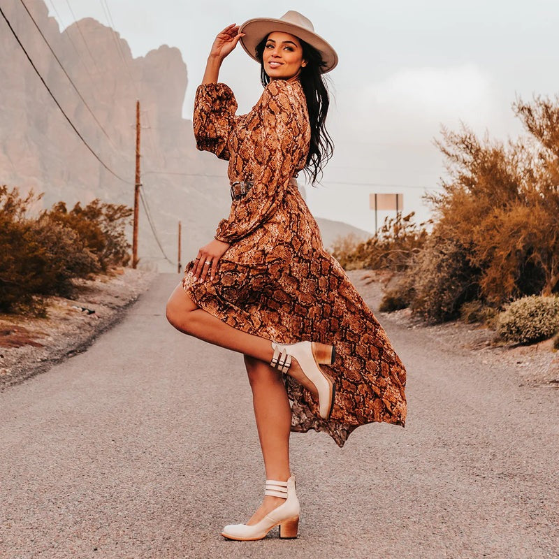 "Chaussures femme à talons élégantes, vue de côté, cuir noir lisse, confortables avec design moderne et intemporel."