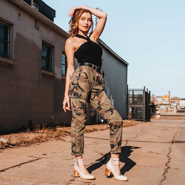 "Chaussures femme à talons élégantes, vue de côté, cuir noir lisse, confortables avec design moderne et intemporel."