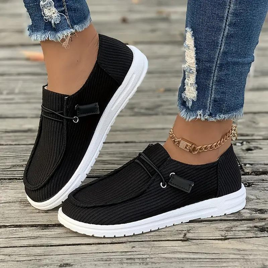 "Chaussures femme décontractées slip-on modernes avec texture côtelée, élégance et confort pour usage quotidien."
