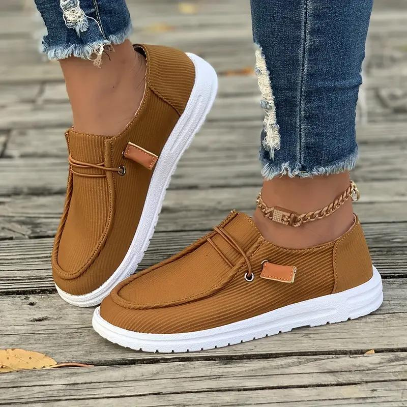 "Chaussures femme décontractées slip-on modernes avec texture côtelée, élégance et confort pour usage quotidien."