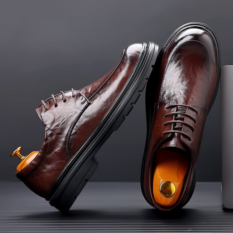 "Chaussures habillées Oxford homme en cuir grainé, design classique et raffiné avec lacets fermés, marron ou noir."