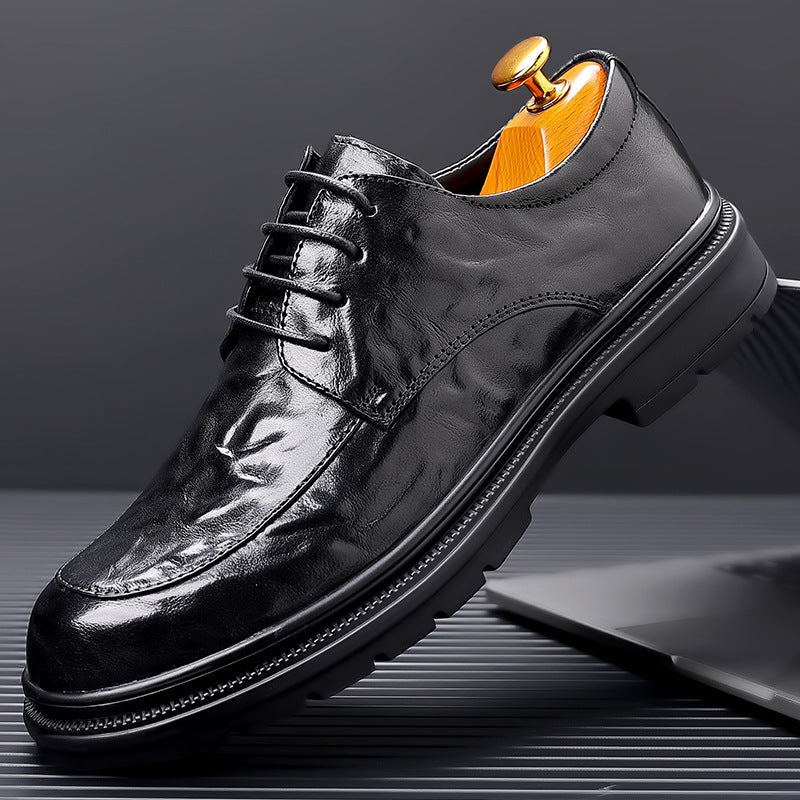 "Chaussures habillées Oxford homme en cuir grainé, design classique et raffiné avec lacets fermés, marron ou noir."