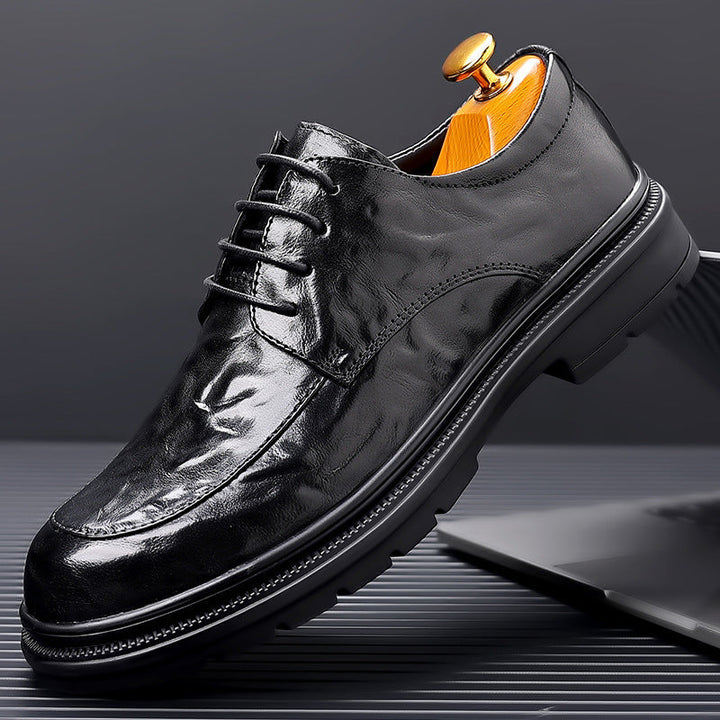 "Chaussures habillées Oxford homme en cuir grainé, design classique et raffiné avec lacets fermés, marron ou noir."