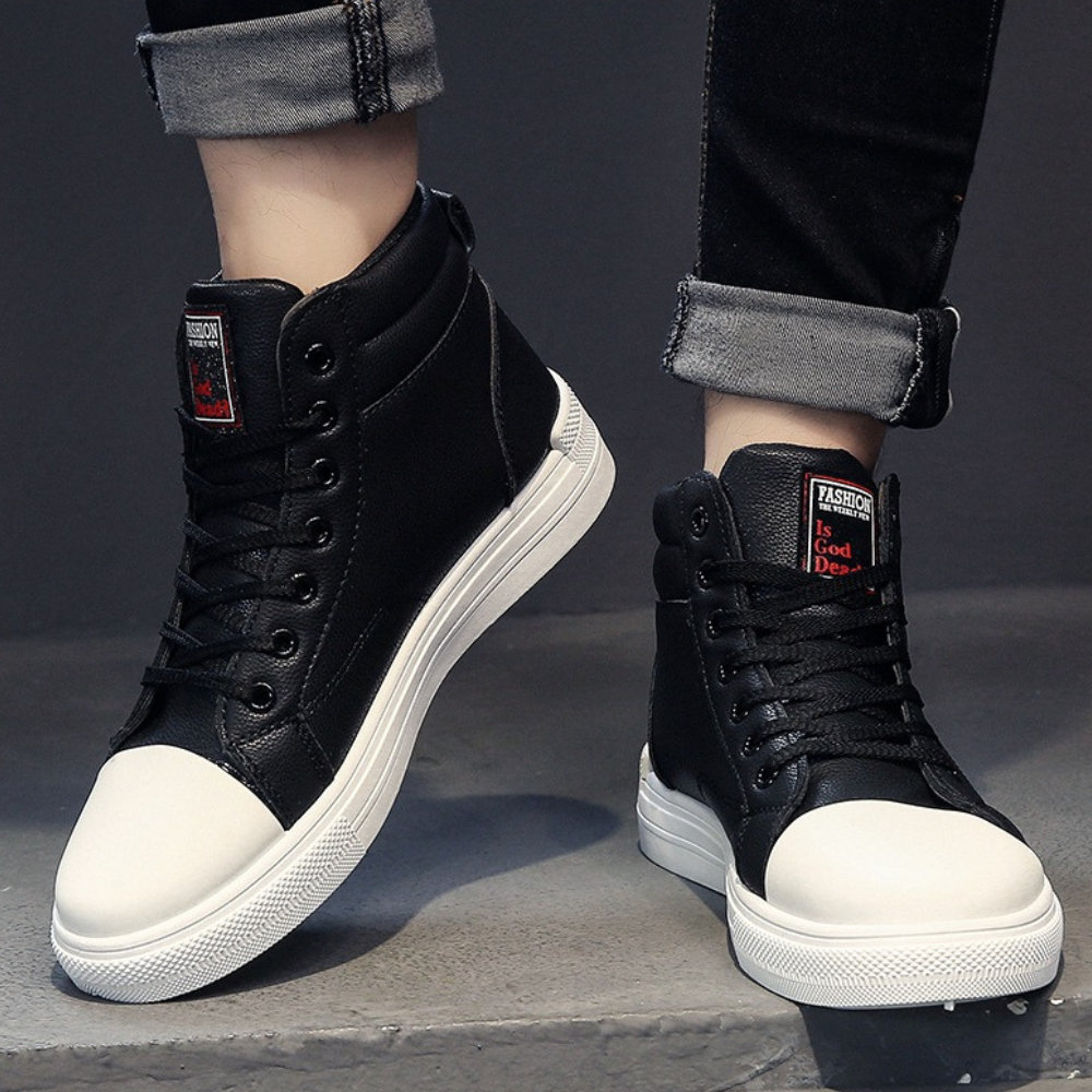 "Chaussures homme cuir noir élégantes avec détails raffinés, semelle confortable et design moderne, idéales pour toutes occas