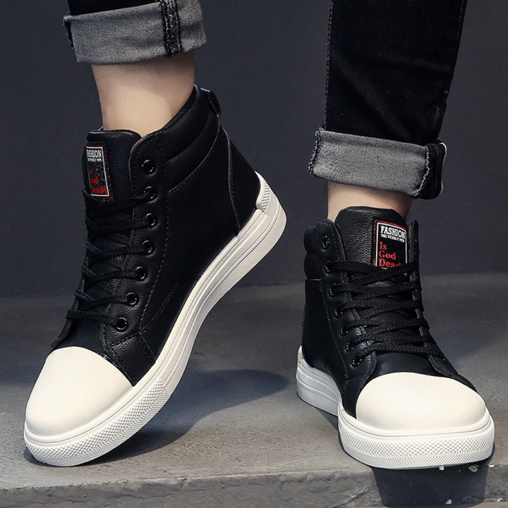 "Chaussures homme cuir noir élégantes avec détails raffinés, semelle confortable et design moderne, idéales pour toutes occas