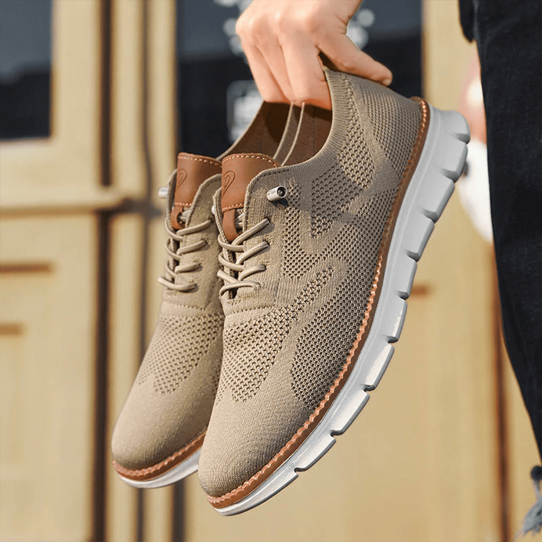 "Chaussures homme en cuir végétal, design élégant, couleur caramel, semelle confort, style moderne et pratique."