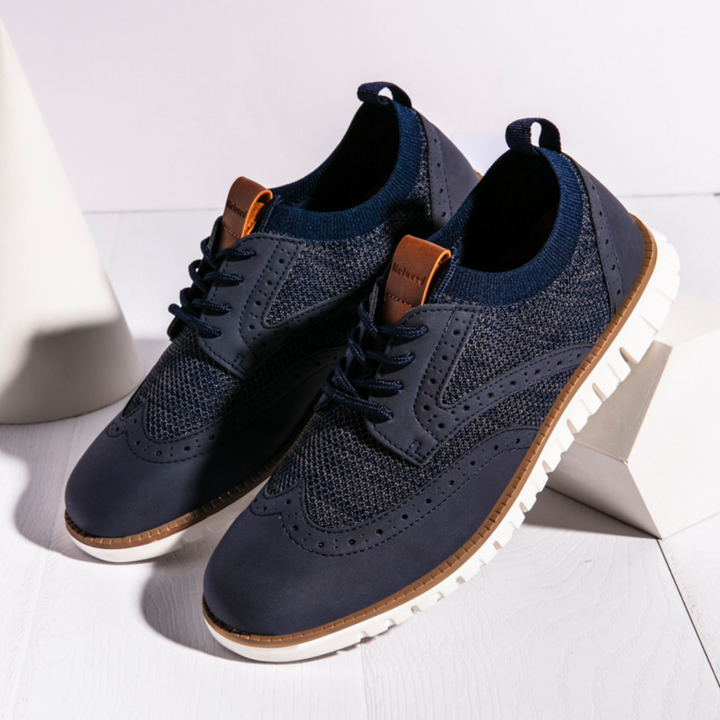 "Chaussures hommes élégantes en cuir PU bleu foncé, respirantes et confortables, style classique et contemporain."