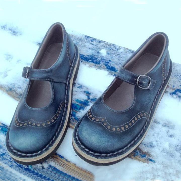 "Chaussures Mary Jane pour femmes en cuir vintage, bride à boucle, détails brogue, style élégant et confortable."