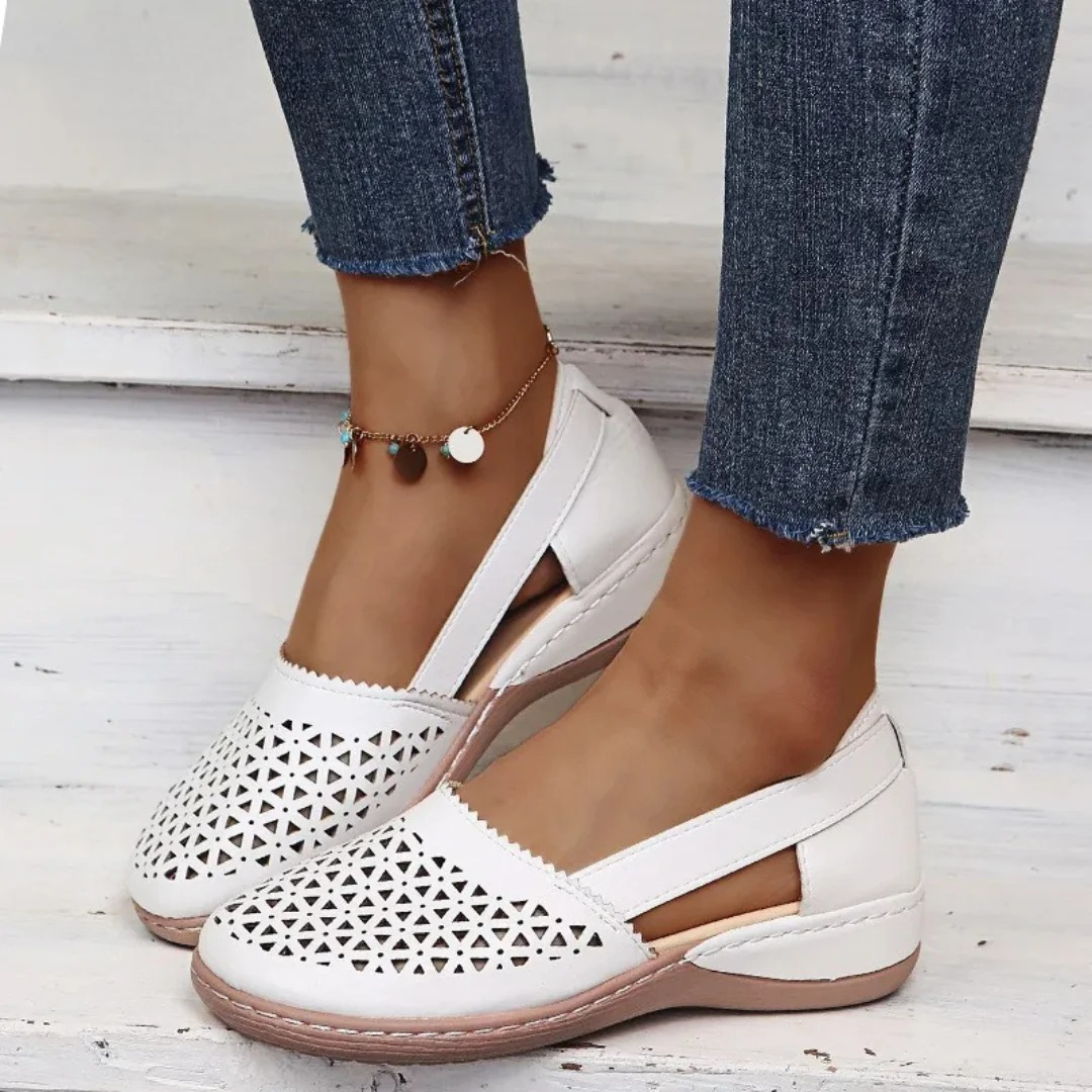 Chaussures orthopédiques confortables pour femmes, design élégant, matériaux respirants, soutien supérieur, couleur neutre.
