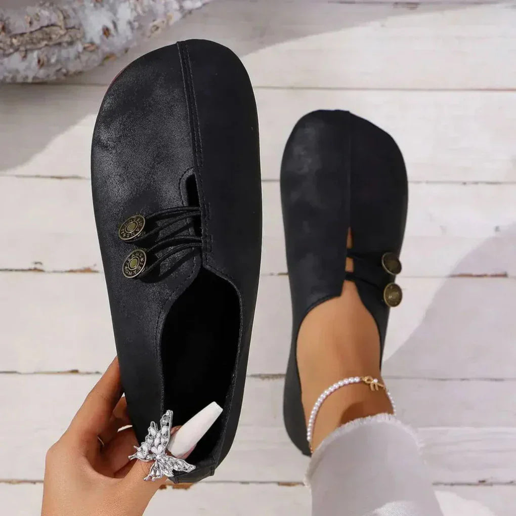 Chaussures orthopédiques femme confortables et épurées en cuir, semelle souple, couleurs neutres, adaptées usage quotidien.