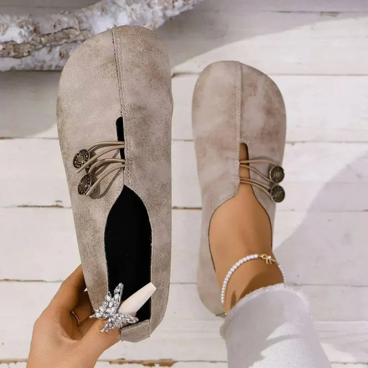 Chaussures orthopédiques femme confortables et épurées en cuir, semelle souple, couleurs neutres, adaptées usage quotidien.