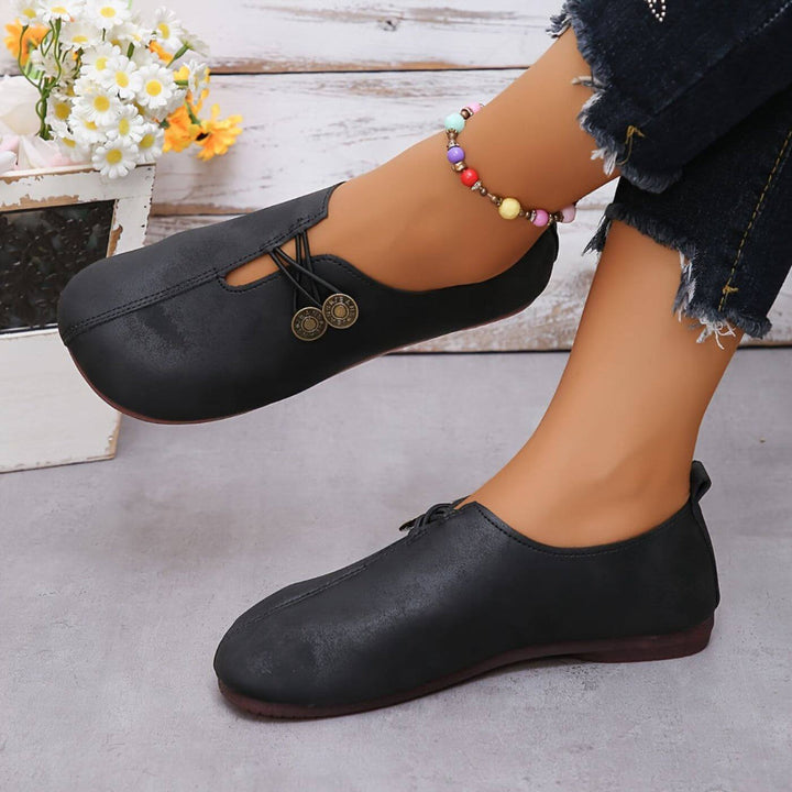 Chaussures orthopédiques femme confortables et épurées en cuir, semelle souple, couleurs neutres, adaptées usage quotidien.