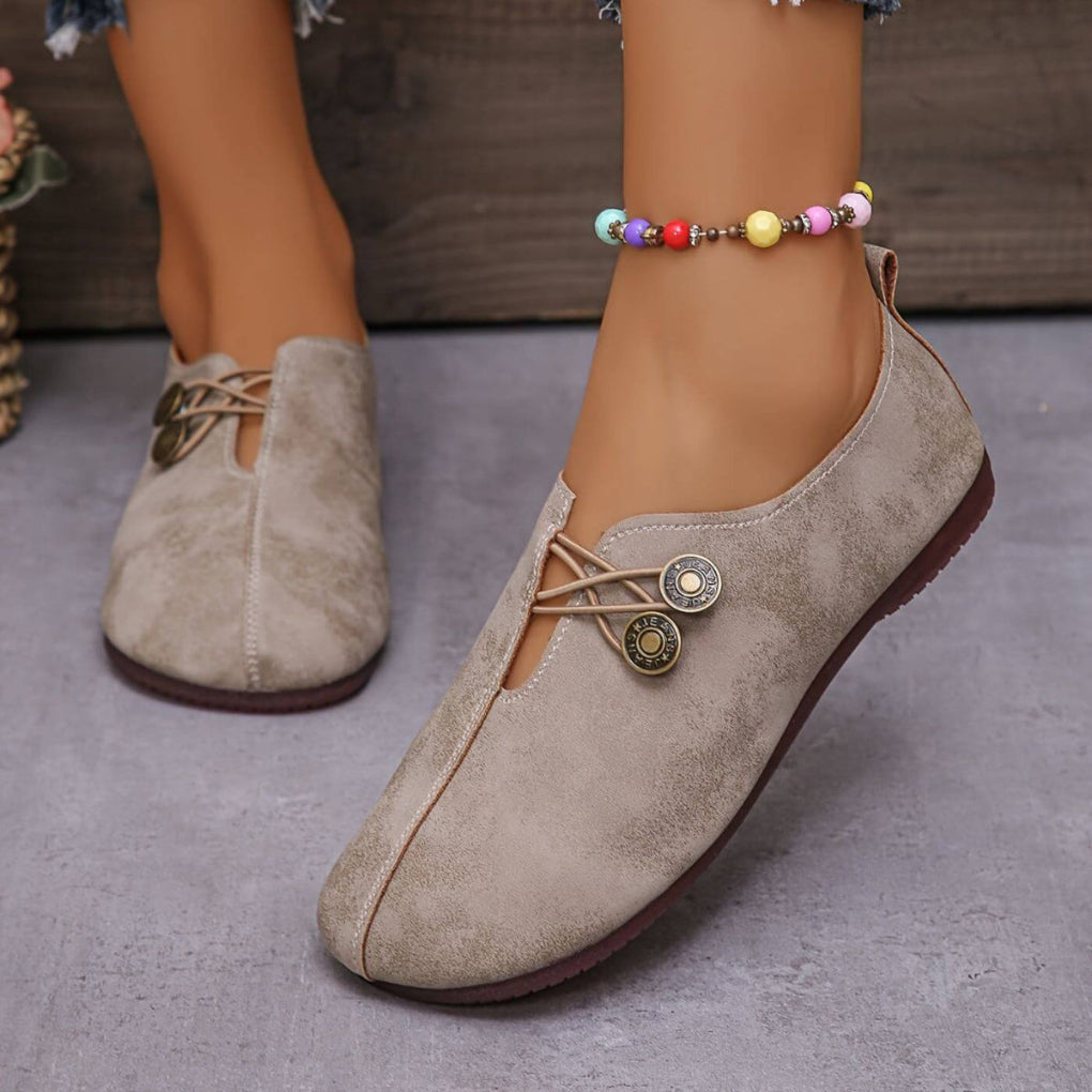Chaussures orthopédiques femme confortables et épurées en cuir, semelle souple, couleurs neutres, adaptées usage quotidien.