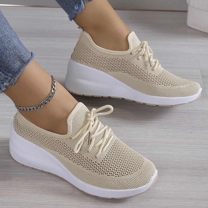 "Chaussures orthopédiques femme Isabelle, tissu extensible tricoté beige, semelle antidérapante, confort et soutien optimal."