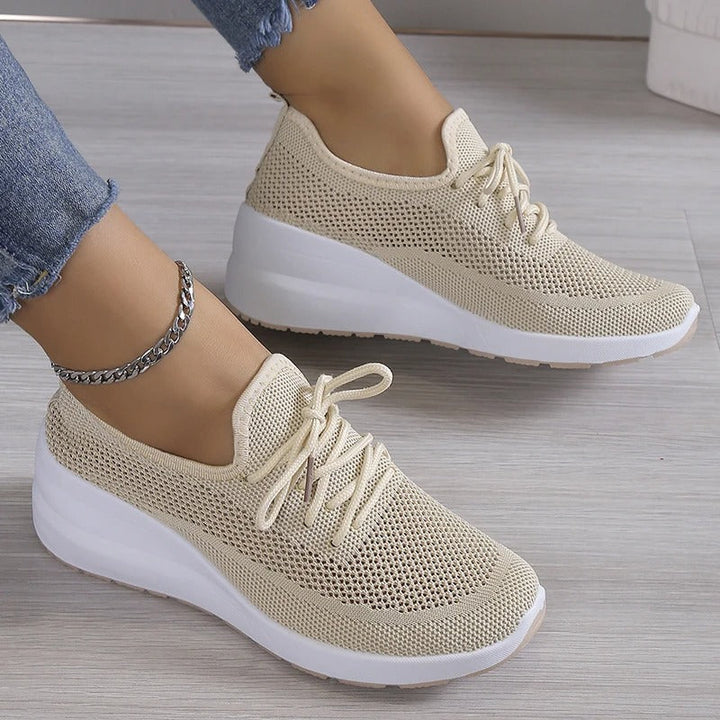 "Chaussures orthopédiques femme Isabelle, tissu extensible tricoté beige, semelle antidérapante, confort et soutien optimal."
