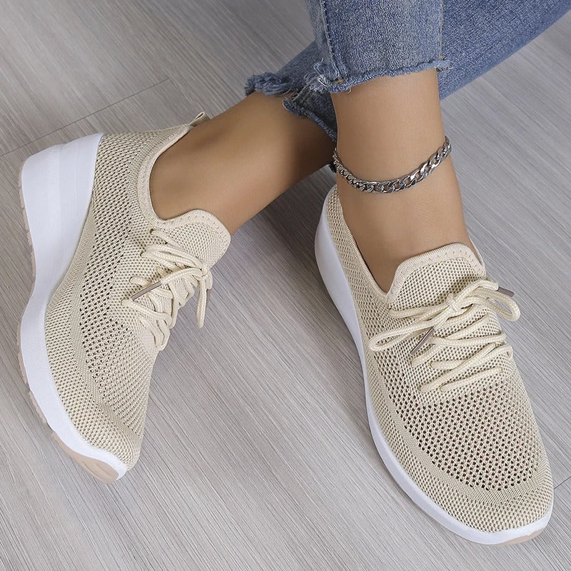 "Chaussures orthopédiques femme Isabelle, tissu extensible tricoté beige, semelle antidérapante, confort et soutien optimal."