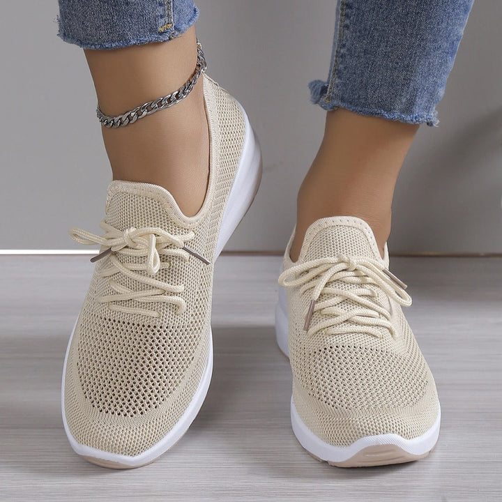 "Chaussures orthopédiques femme Isabelle, tissu extensible tricoté beige, semelle antidérapante, confort et soutien optimal."