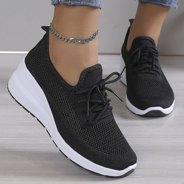 "Chaussures orthopédiques femme Isabelle, tissu extensible tricoté beige, semelle antidérapante, confort et soutien optimal."