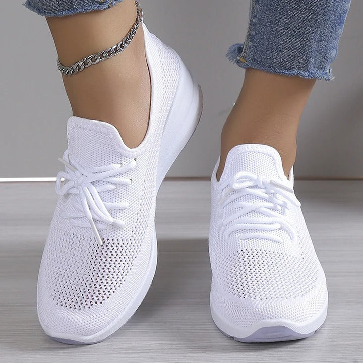 "Chaussures orthopédiques femme Isabelle, tissu extensible tricoté beige, semelle antidérapante, confort et soutien optimal."