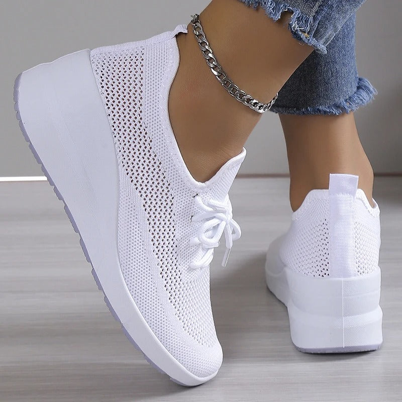 "Chaussures orthopédiques femme Isabelle, tissu extensible tricoté beige, semelle antidérapante, confort et soutien optimal."
