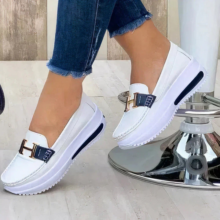 "Chaussures orthopédiques femmes, slip-on élégant, design moderne, confort ergonomique pour usage quotidien."
