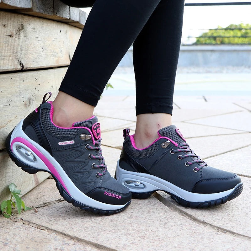 "Chaussures orthopédiques grises pour femmes, design moderne, confort optimal, soutien plantaire, matériaux respirants."