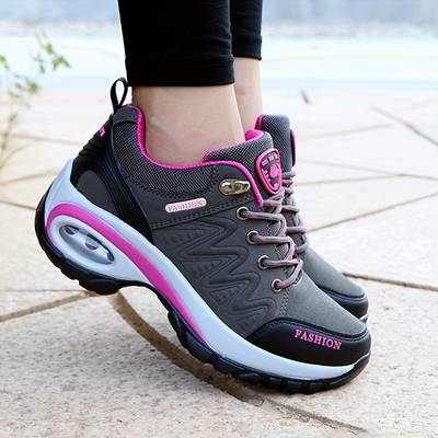 "Chaussures orthopédiques grises pour femmes, design moderne, confort optimal, soutien plantaire, matériaux respirants."