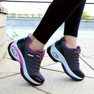 "Chaussures orthopédiques grises pour femmes, design moderne, confort optimal, soutien plantaire, matériaux respirants."