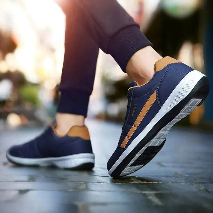 "Chaussures orthopédiques homme blanches, style moderne et soutien ergonomique pour confort optimal et élégance."