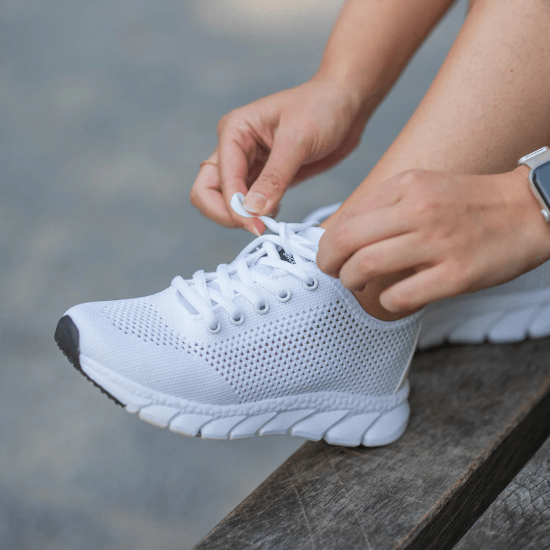 "Chaussures orthopédiques modernes, respirantes, élégantes, vue avant, blanc, noir ou rose, confort et style pour femmes."