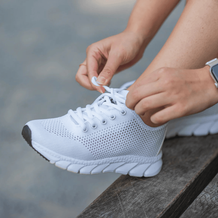 "Chaussures orthopédiques modernes, respirantes, élégantes, vue avant, blanc, noir ou rose, confort et style pour femmes."