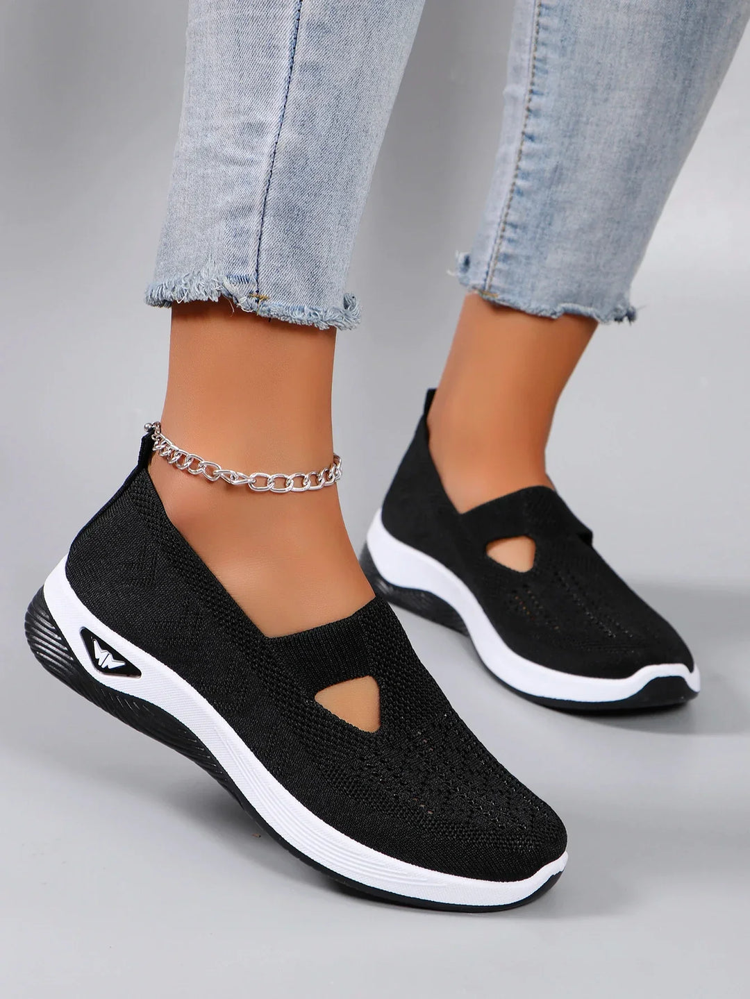 "Chaussures orthopédiques pour femmes, confortables, semelle amortissante, soutien optimal, design moderne multicolore."