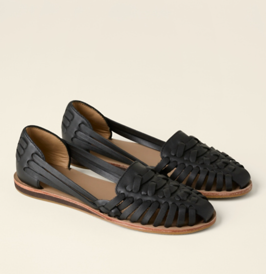 Chaussures ouvertes plates élégantes pour femmes, design aéré et chic, couleur beige, confort durable idéal pour l'été.