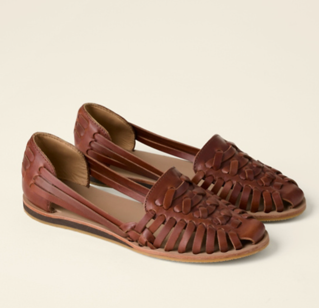 Chaussures ouvertes plates élégantes pour femmes, design aéré et chic, couleur beige, confort durable idéal pour l'été.