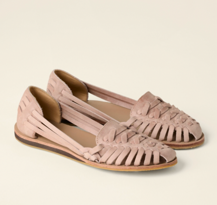 Chaussures ouvertes plates élégantes pour femmes, design aéré et chic, couleur beige, confort durable idéal pour l'été.