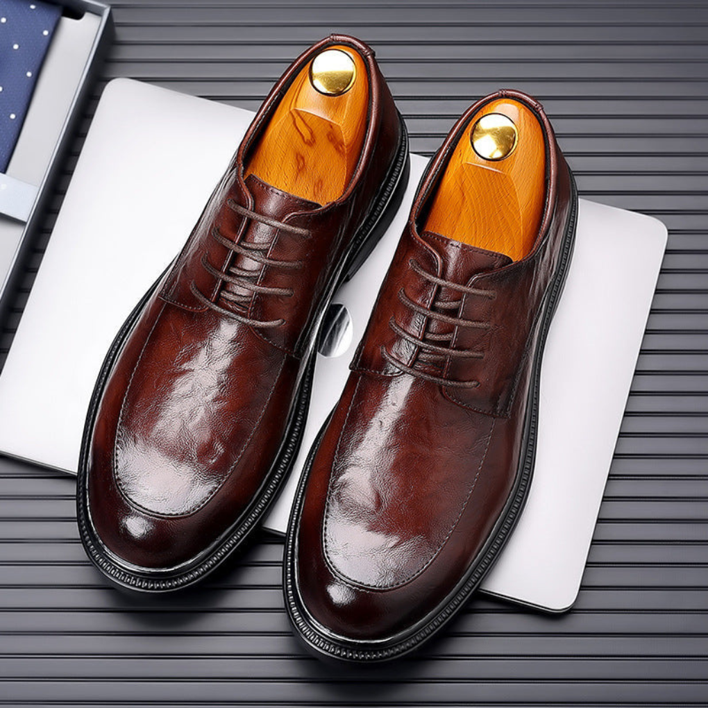 "Chaussures Oxford en cuir grainé classique, élégance intemporelle, laçage fermé, idéales pour occasions formelles."