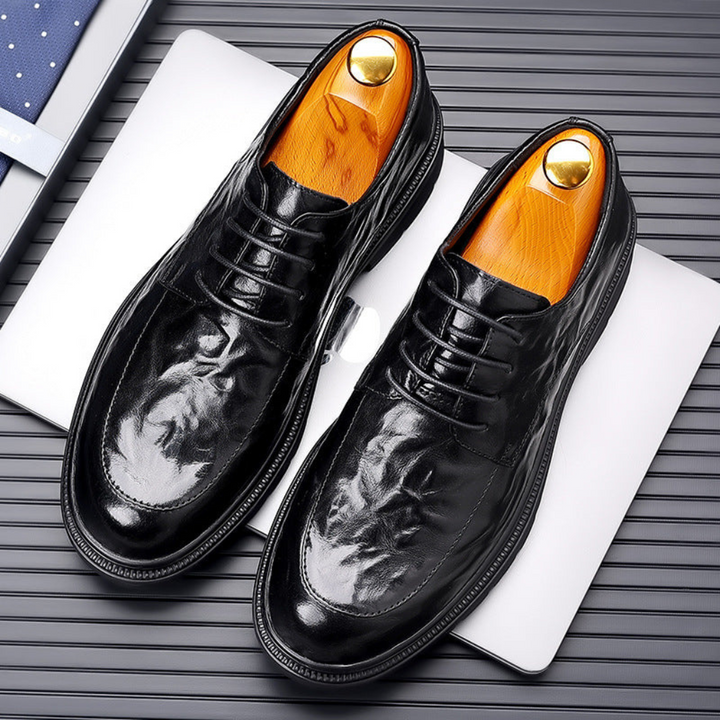 "Chaussures Oxford en cuir grainé classique, élégance intemporelle, laçage fermé, idéales pour occasions formelles."