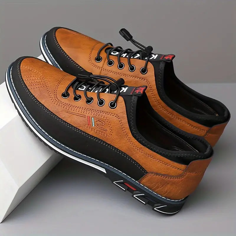 "Chaussures Oxford homme caramel, design moderne, bout rond, lacets. Élégantes et confortables pour occasions formelles."