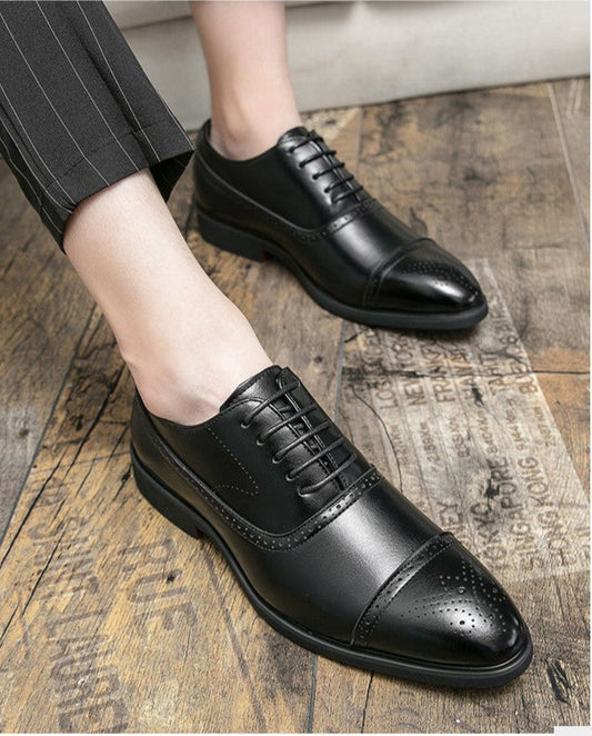 Chaussures Oxford pour homme en cuir lisse, style élégant et classique, couleur noire, détails brogue soignés.