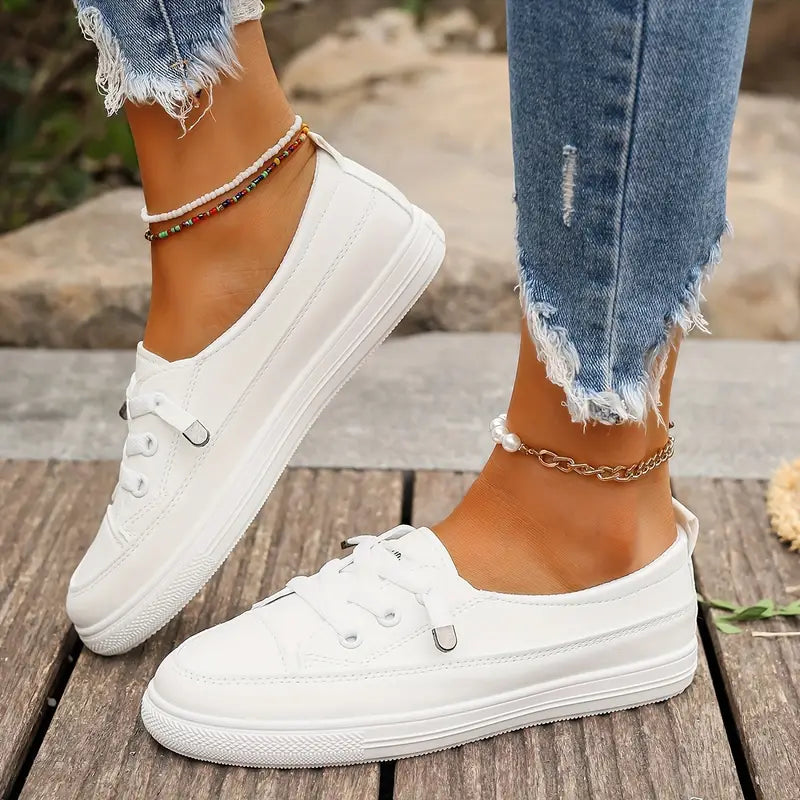 "Chaussures plates femme en cuir synthétique, vue latérale, élégantes, confort optimal, design moderne et polyvalent."