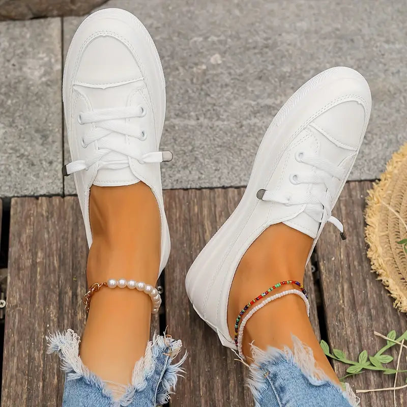 "Chaussures plates femme en cuir synthétique, vue latérale, élégantes, confort optimal, design moderne et polyvalent."