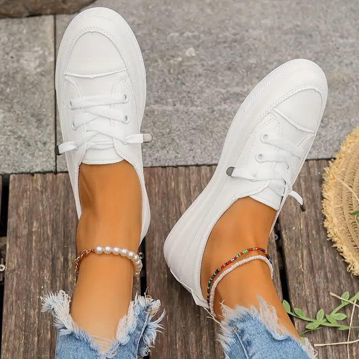 "Chaussures plates femme en cuir synthétique, vue latérale, élégantes, confort optimal, design moderne et polyvalent."