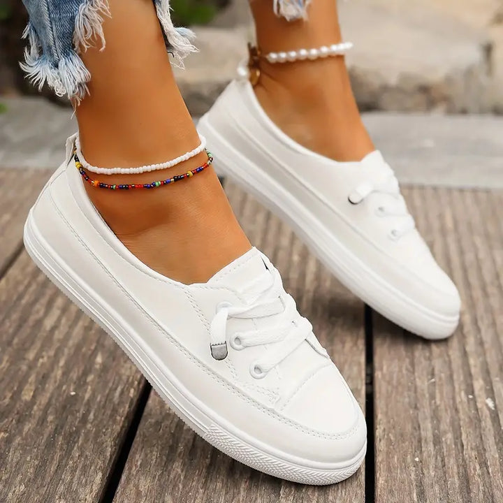 "Chaussures plates femme en cuir synthétique, vue latérale, élégantes, confort optimal, design moderne et polyvalent."